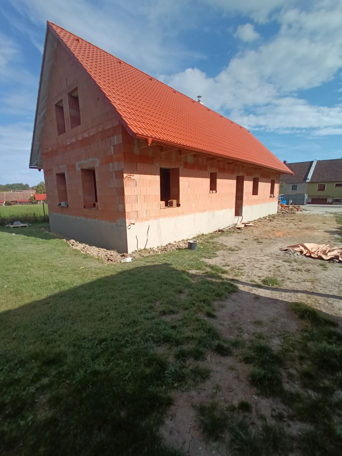 Hrubá stavba rodinného domu s cihlovým obvodovým pláštěm
