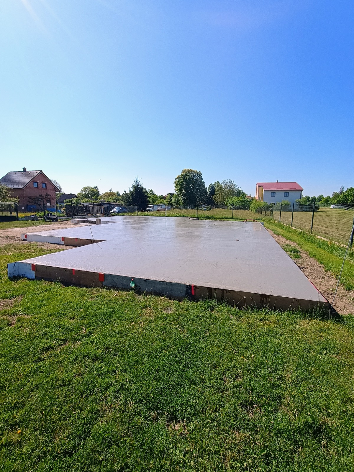 Dokončená základová deska na stavebním pozemku